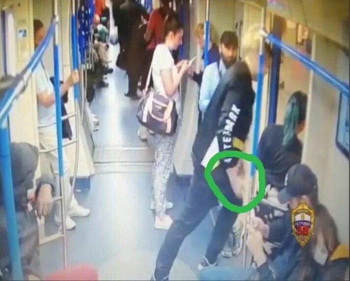 Девушки в общественных местах. Девушки в общественном транспорте. Лапаем девушек в метро. Прижимается в транспорте. Японское домогательство автобусов.