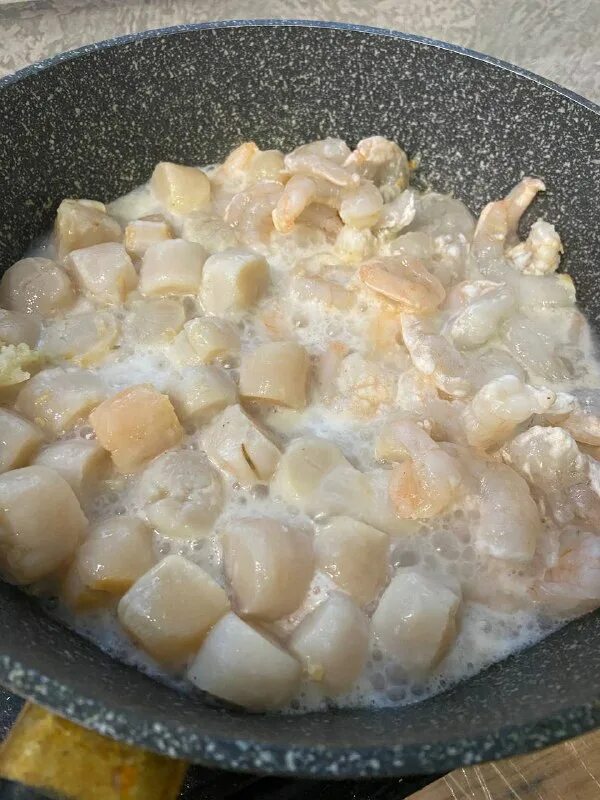 чеснок жареный на сковороде. жареный чеснок. запеченный чеснок в масле. жарка чеснока в масле. жареный чеснок на сливочном масле.