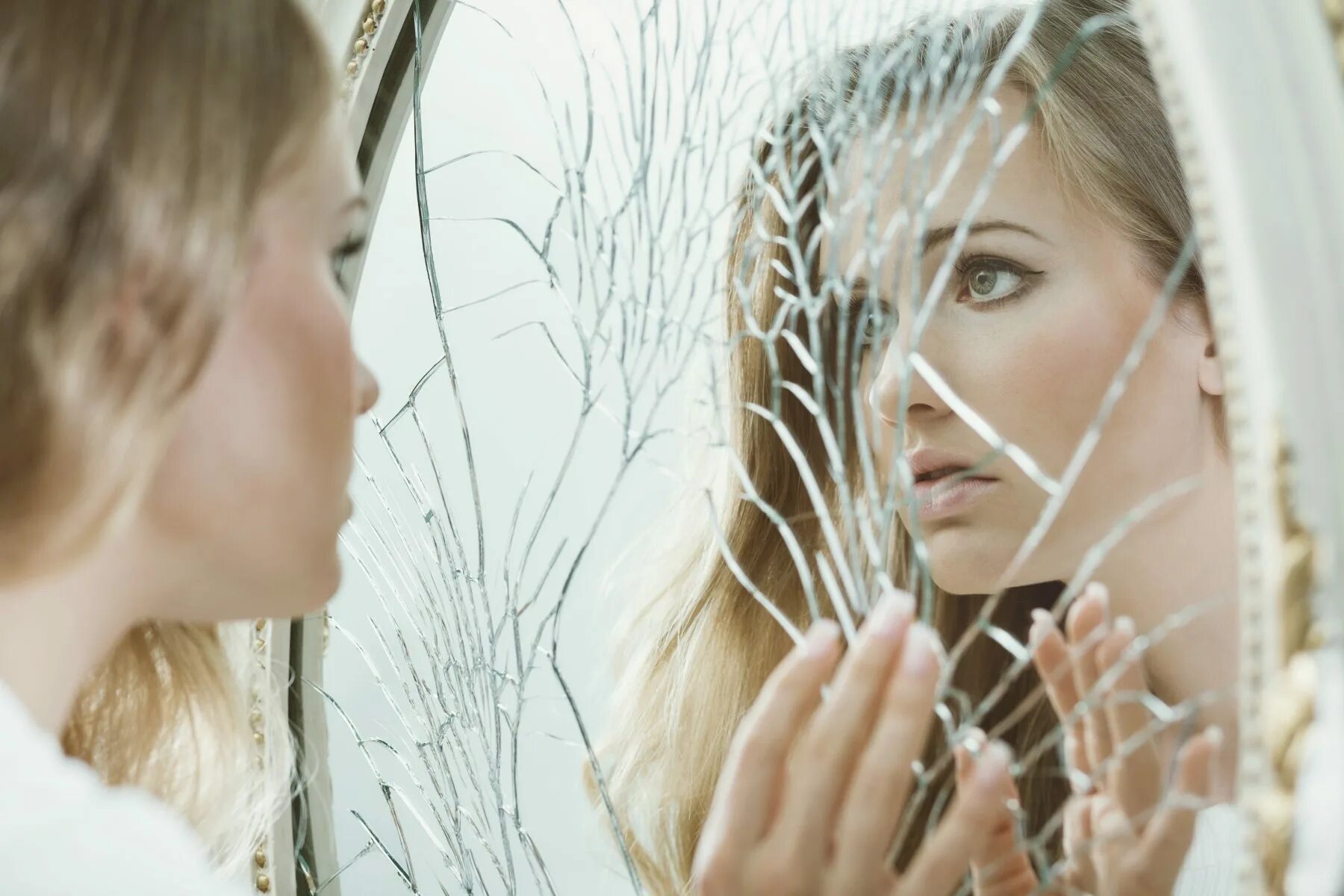 Девушка в разбитом зеркале. Отражение в зеркале. Фотосессия с зеркалом.