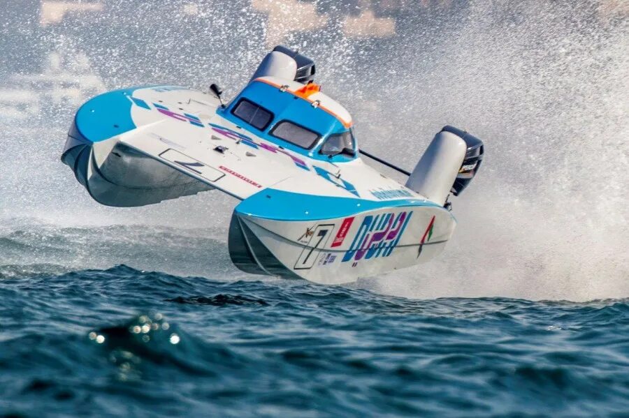 киль тримаран. гоночный катер. гоночный катамаран. Gc32. парусный спорт катамараны.