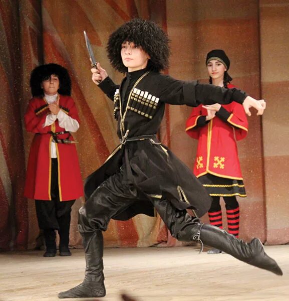 грузинский танец лезгинка. кавказская свадьба танцы. лезгинка костюм для танца. зажигательная армянская лезгинка. лезгинка на свадьбе.