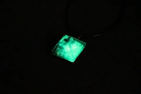 Светящийся кристалл