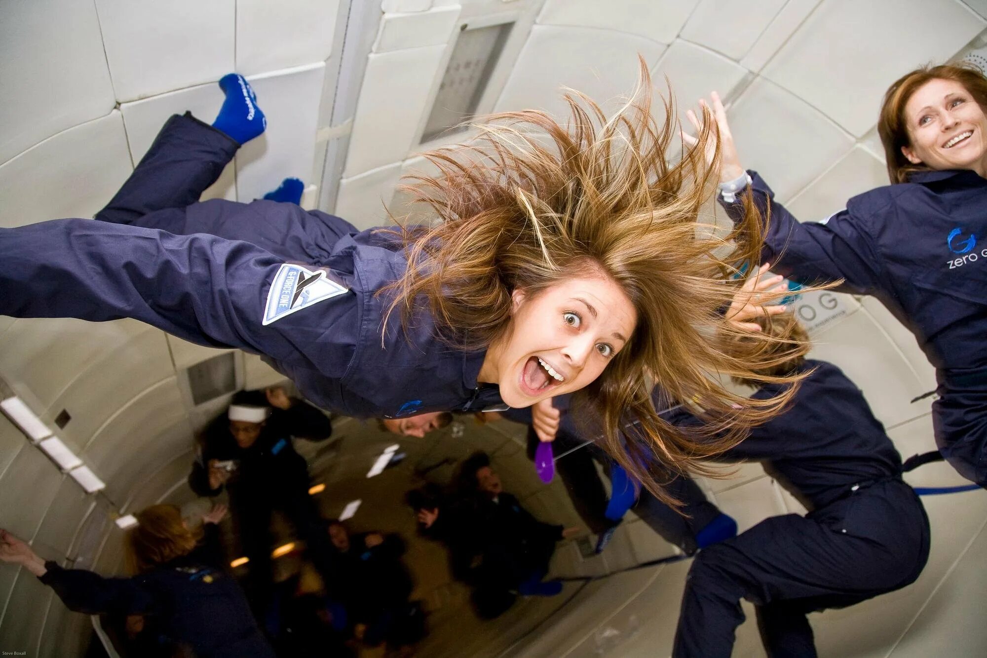 Видна по полету. Zero Gravity - weightlessness Flight. Человек в невесомости. Полет в невесомости. Фотосессия Невесомость.