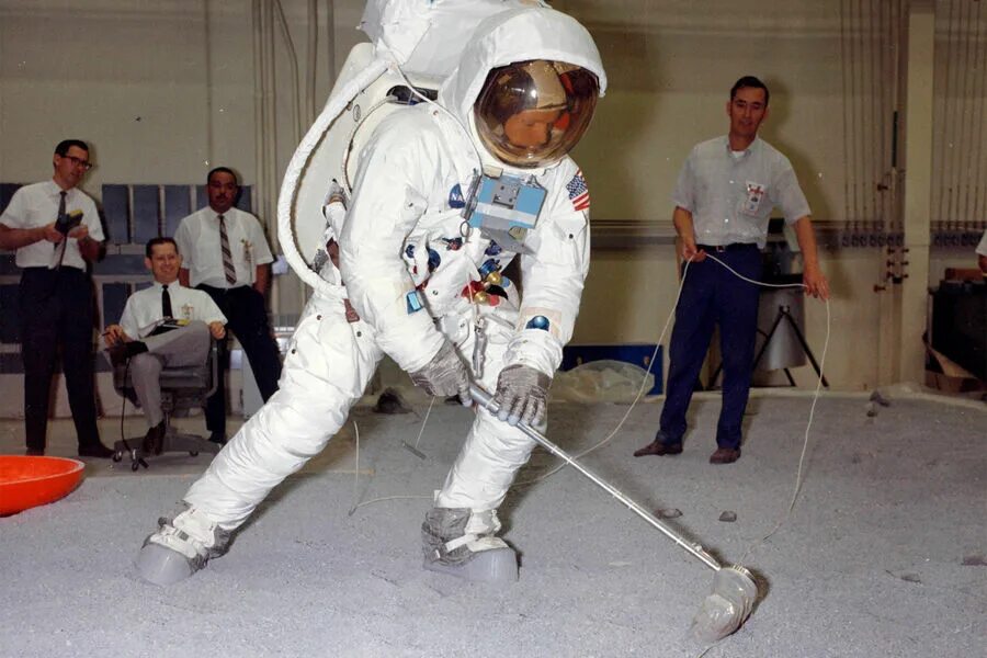 Скафандры для полета на луну изготавливали лучшие. Армстронг первый человек на Луне.