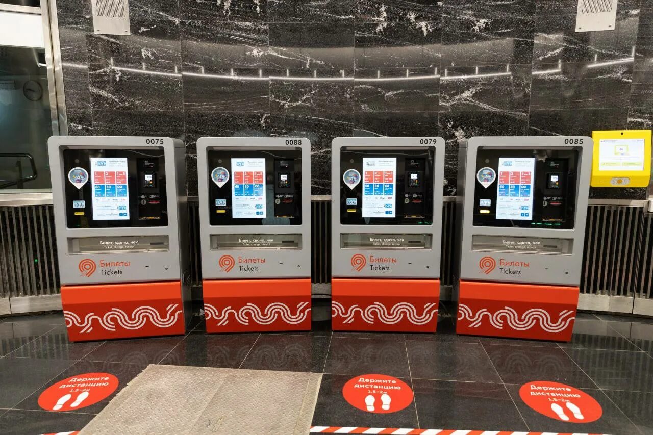 Билетные автоматы в метро. Билетные автоматы в метро. Вендинговые автоматы в метро. Автоматы в метро москвы. Автоматы с билетами в метро.