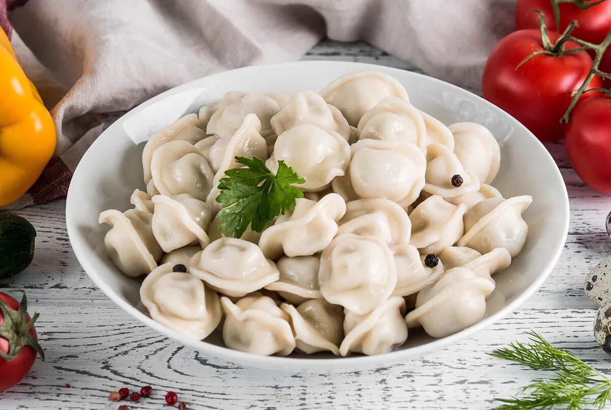 пельмени вкусные со сметаной. можно ли оставить пельмени на ночь. отварные пельмени с доставкой. пельмени с мясом. украшение пельменей.