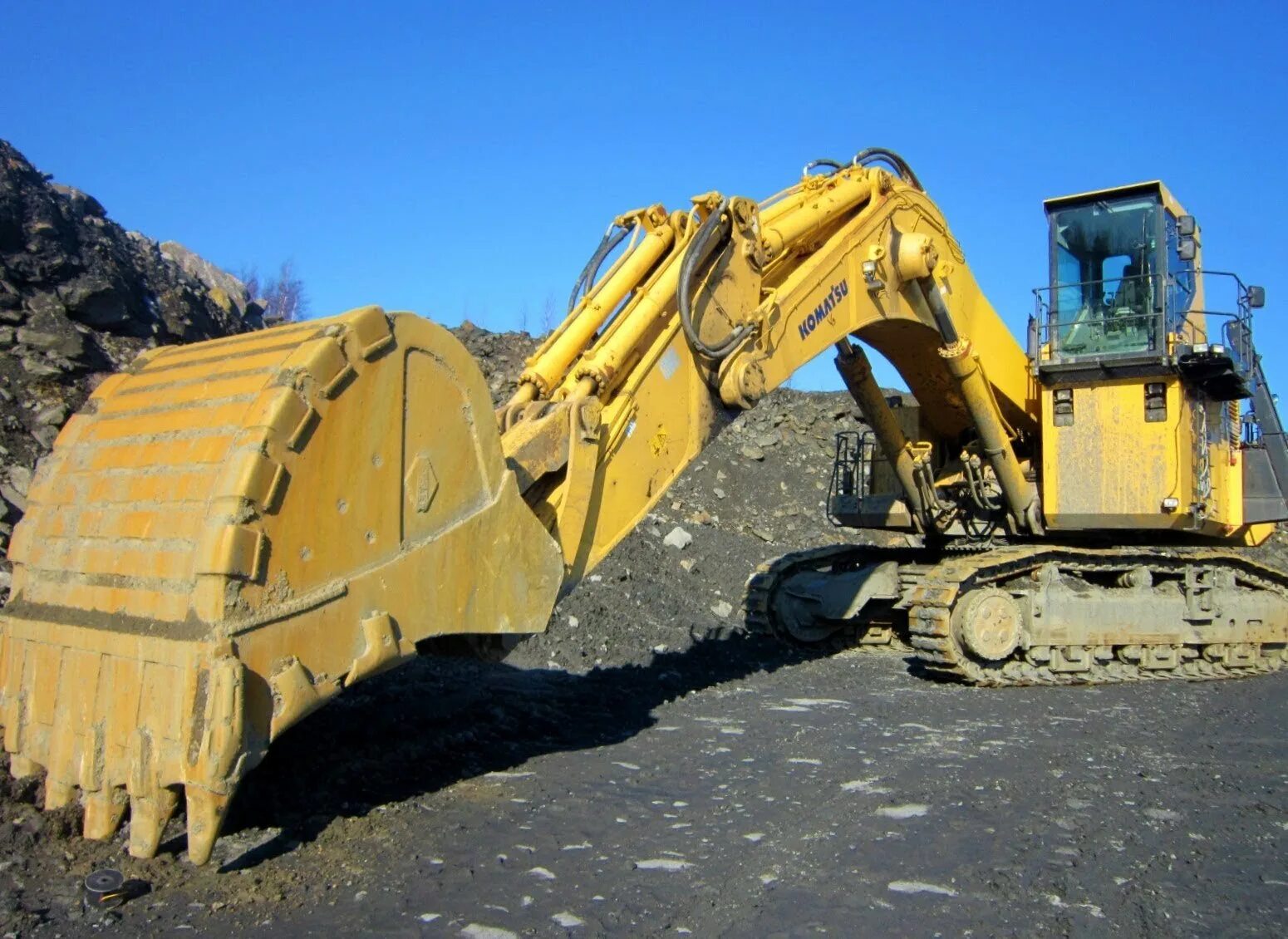 Komatsu pc2000. Экскаватор Комацу pc2000. Экскаватор Коматсу PC 2000. Ковш Komatsu pc2000.