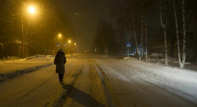Снегопад в ревде. Ревда зимой. Трактор убирает снег. Снегопад в ревде. Снег на дороге.
