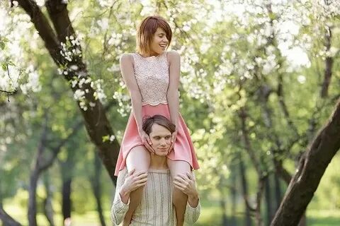 Девушки сели на плечи