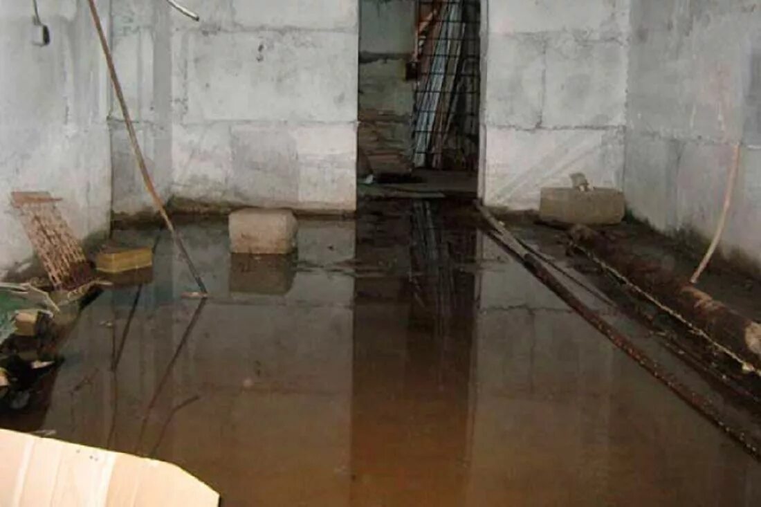 Затопление подвала грунтовыми водами. Затопление подвала в многоквартирном доме. Затопленный подвал в частном доме. Затопило подвал.