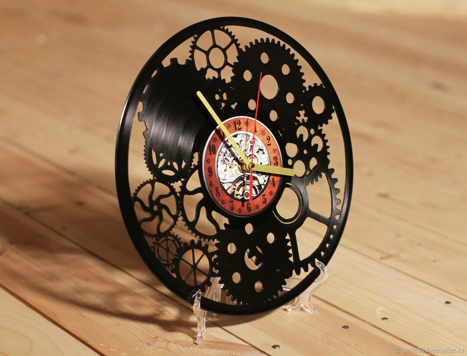 Часы пластины. Изделия из грампластинок. декор из пластинок. часы из виниловых пластинок. часы из дисков.
