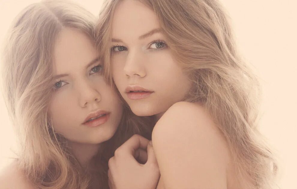 Сестричек по очереди. Сестричек по очереди. Сёстры milton twins. Сара беллини. Что такое сиблинги в семье это.