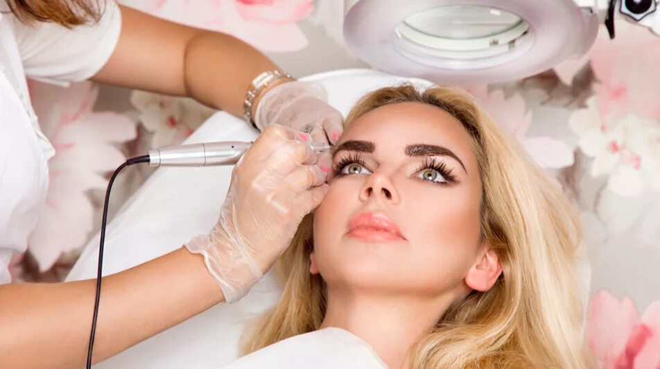 Перманентный макияж. Растушевка бровей. Пермаментный макияж бровей. Коррекция и окрашивание бровей. Татуаж бровей салоне красоты.