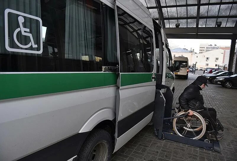 Проезд инвалидам в москве. Проезд инвалидам в москве. Автобус для инвалидов. Маломобильные пассажиры на жд вокзале. Автобус для перевозки инвалидов колясочников.