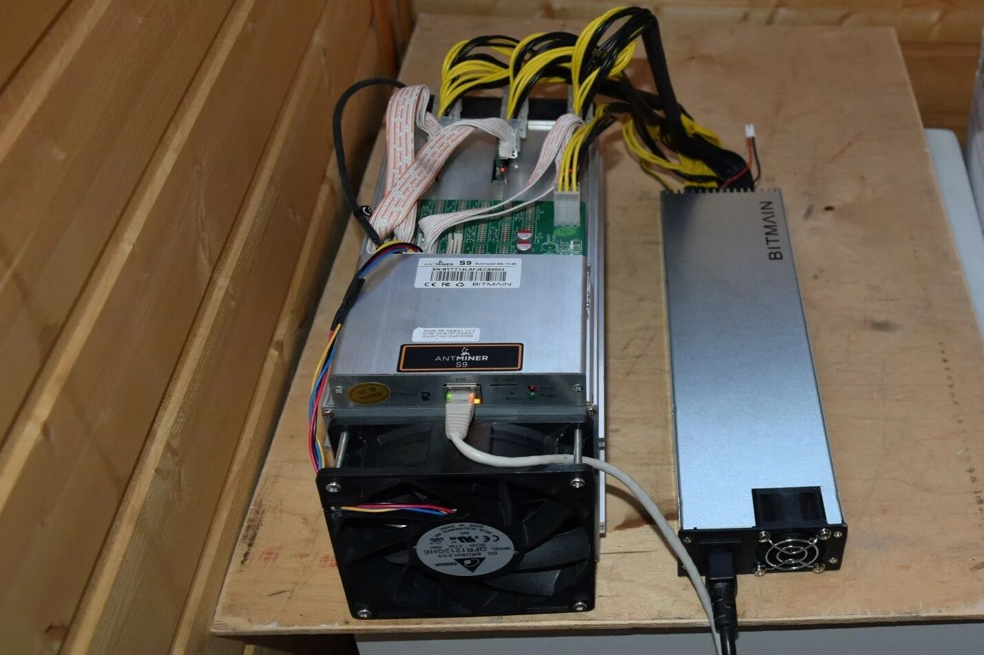 Как понять что установлен майнер. Asic antminer s9 13.5 th/s. блок питания antminer s9. асик майнер с9. блок питания asic s9.