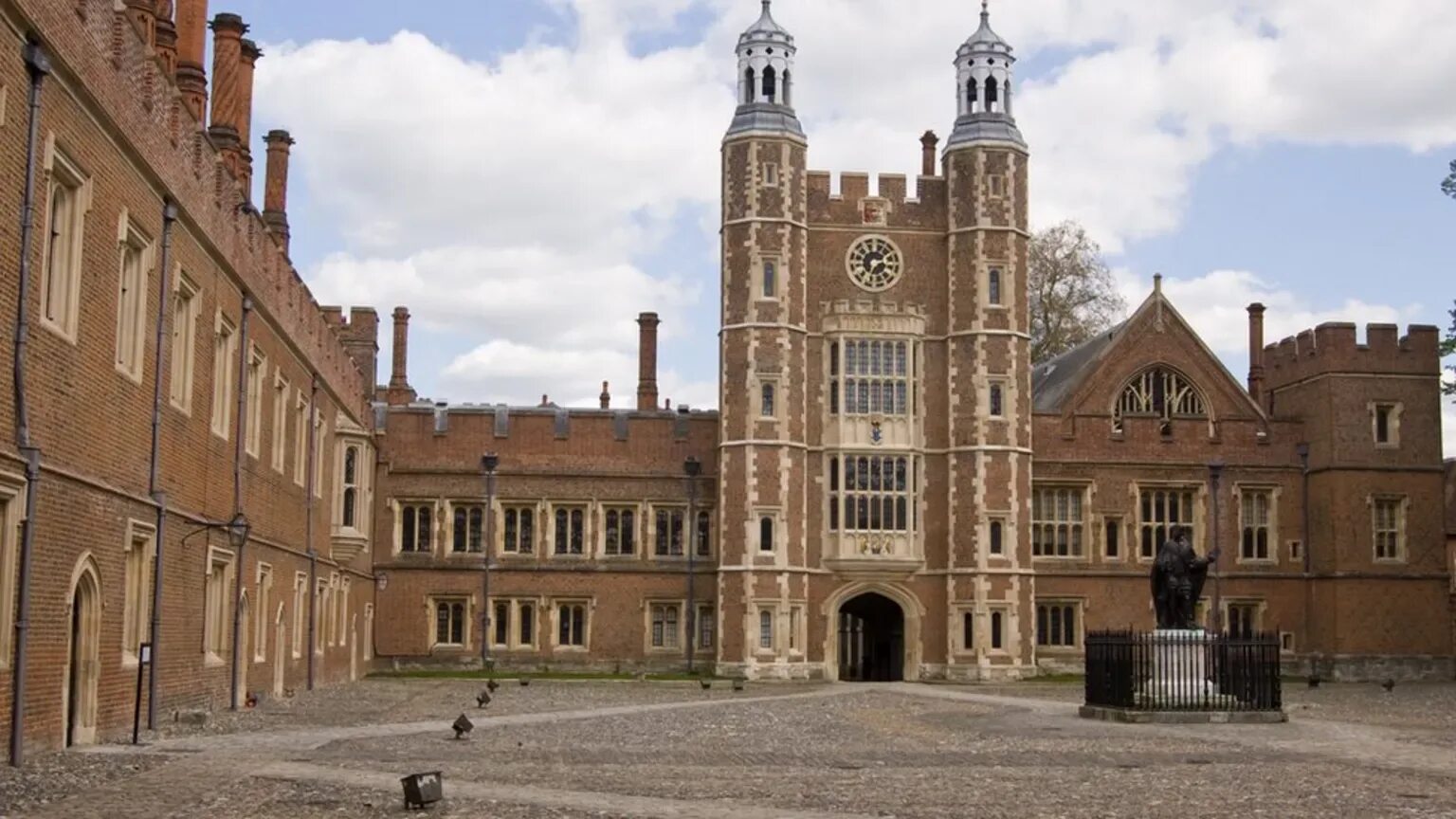 Eton college (итонский колледж). Итон колледж. Итон колледж в англии. Старая английская школа eton. Старая школа итон в америке.