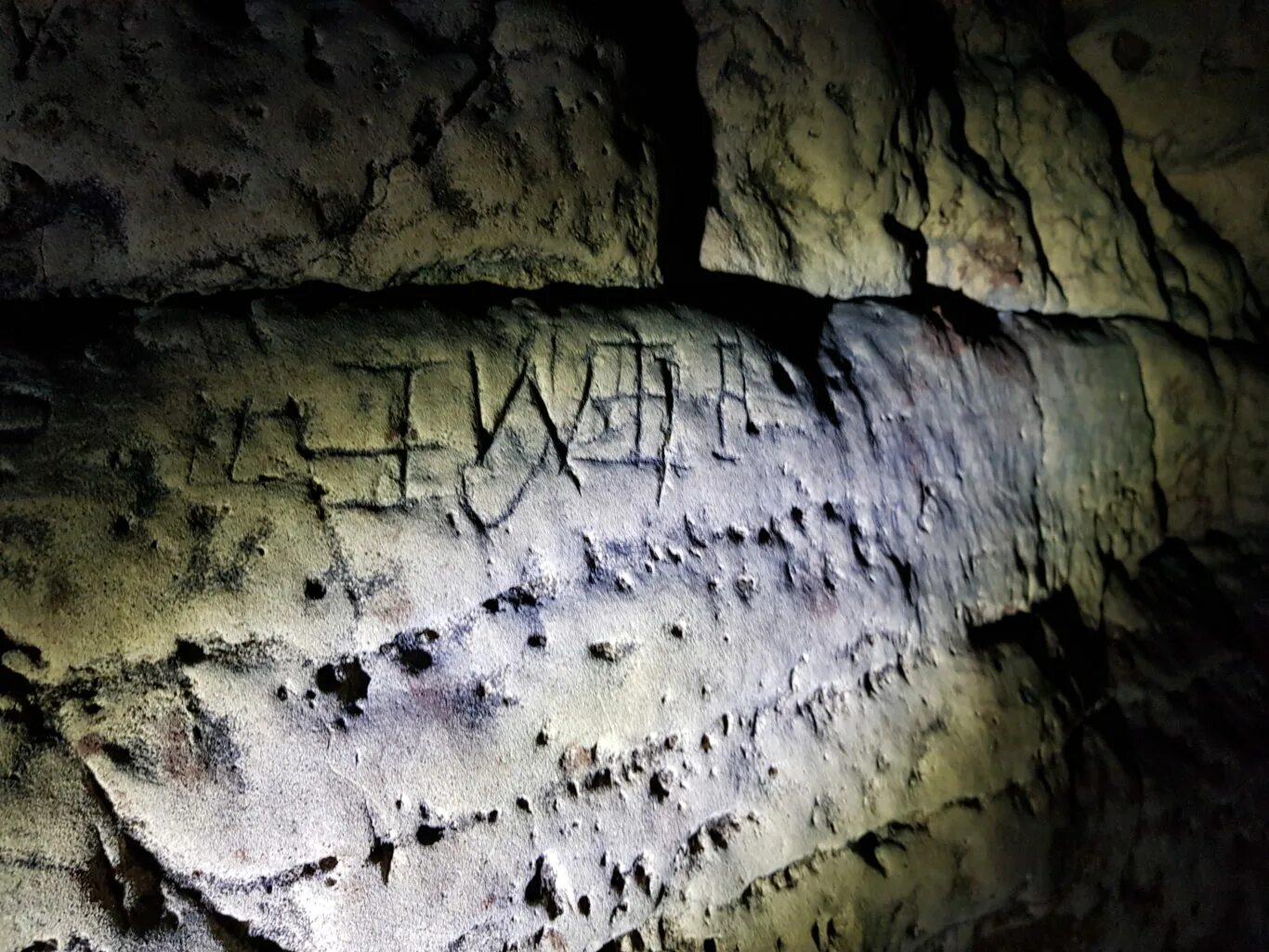 Надписи в пещерах. Надписи на стенах пещер. Древние надписи в пещерах. Таинственные символы в пещерах. След злые духи