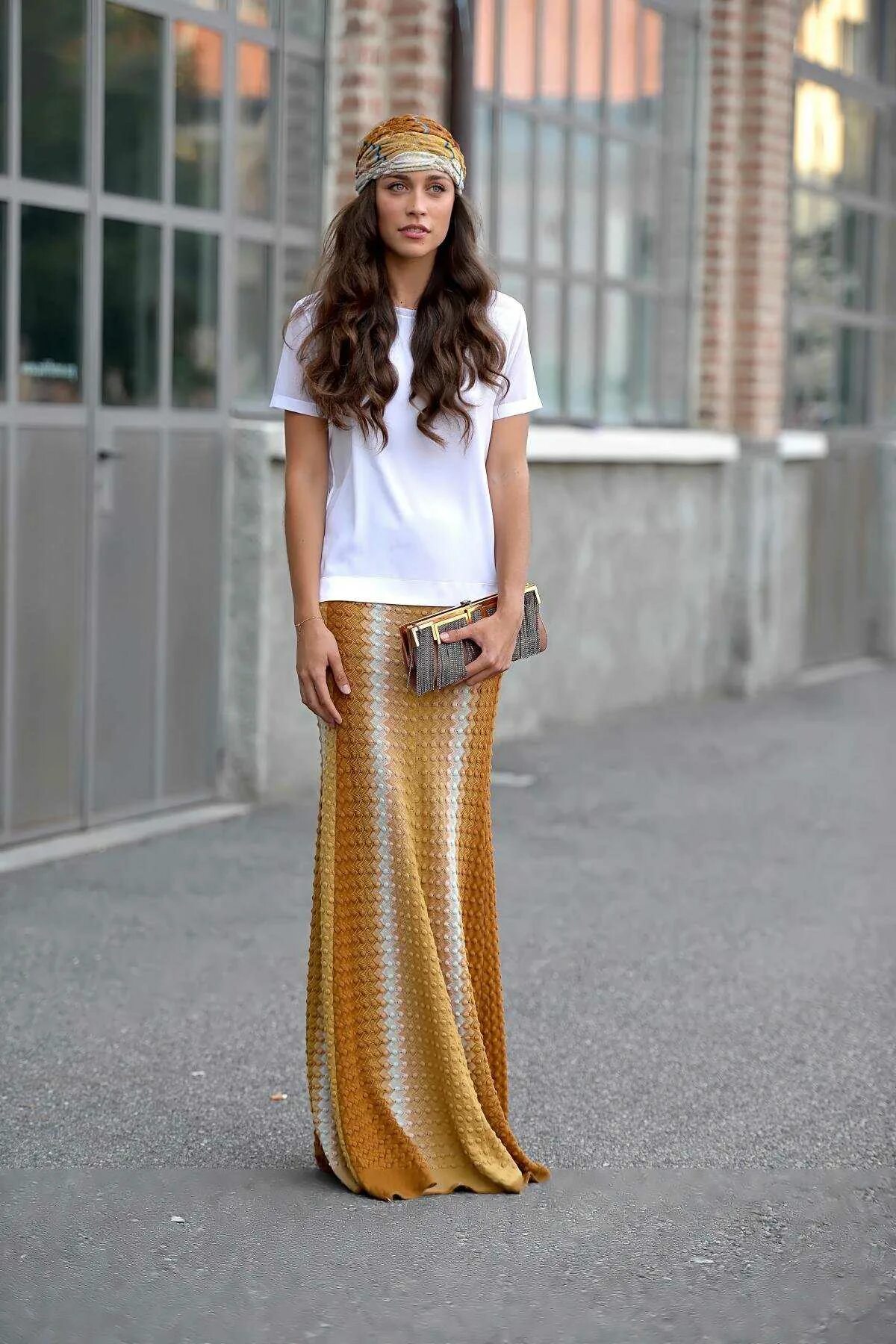 Образы с длинной юбкой. Тюрбан стрит стайл. Чалма 2020 Street Style. Стрит стайл 2020 тюрбан.