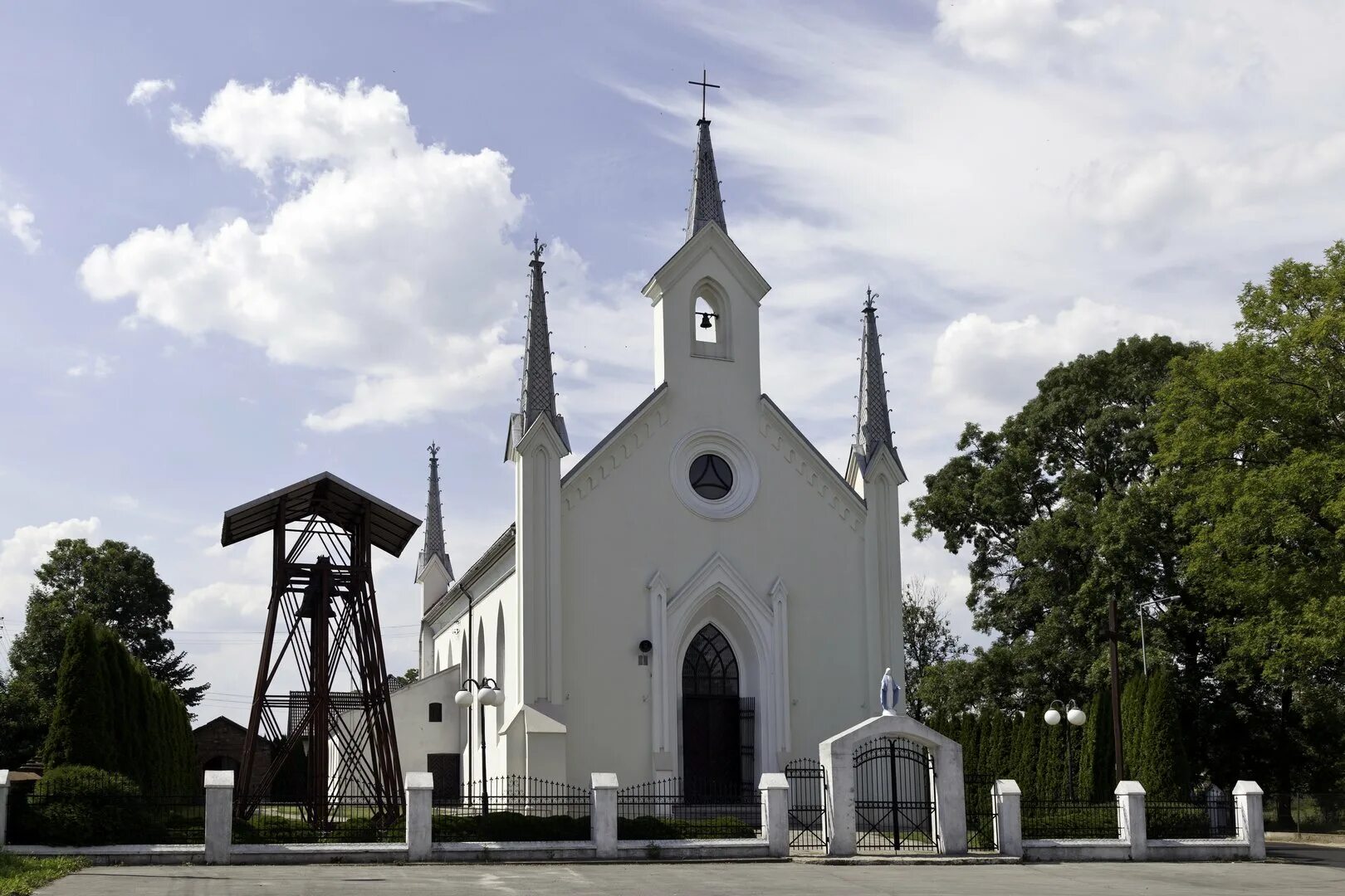 костел пресвятой троицы. золотогорский костёл пресвятой троицы святого роха, беларусь, минск. костёл св. костёл святого роха в минске. костел пресвятой троицы.