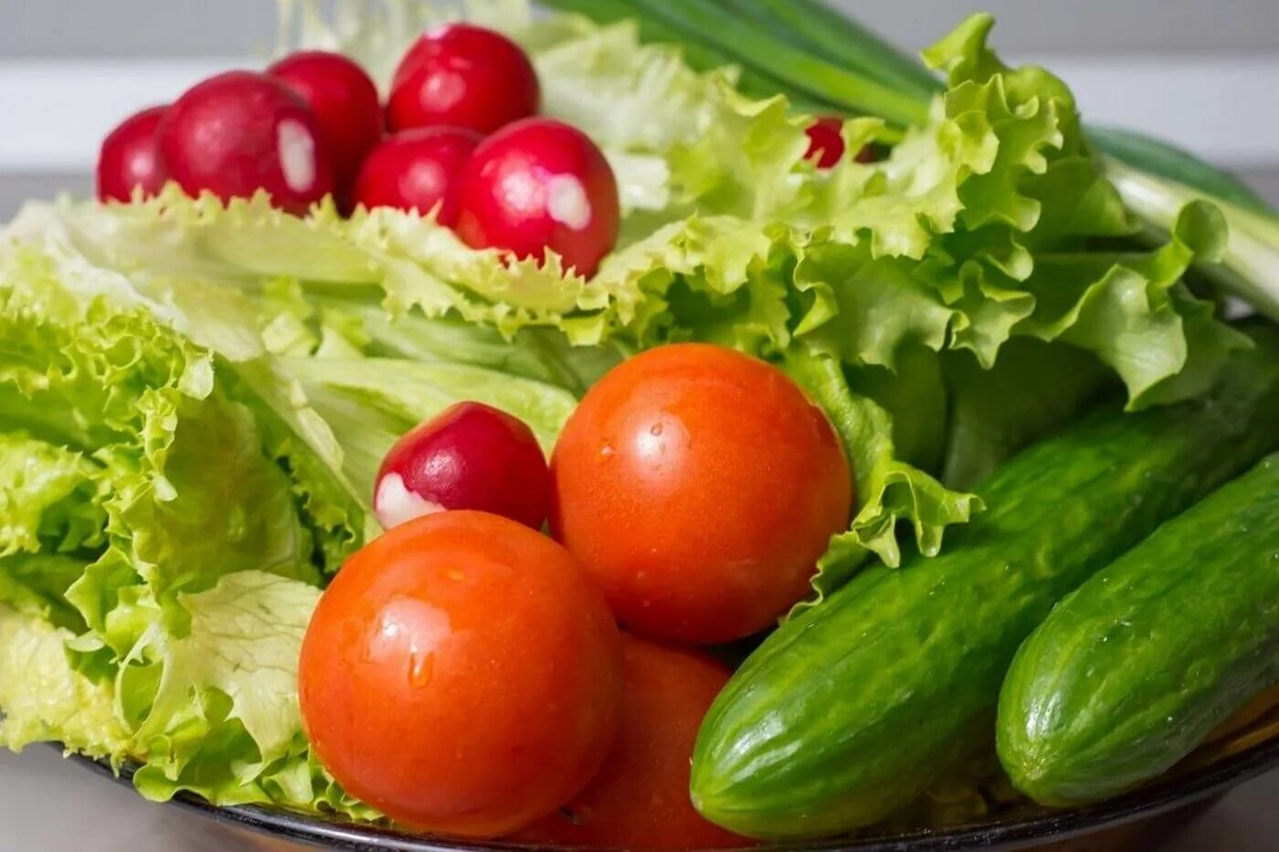 Плотные овощи. Сырые овощи. Салат овощ. Огурцы и помидоры. Овощи и зелень.