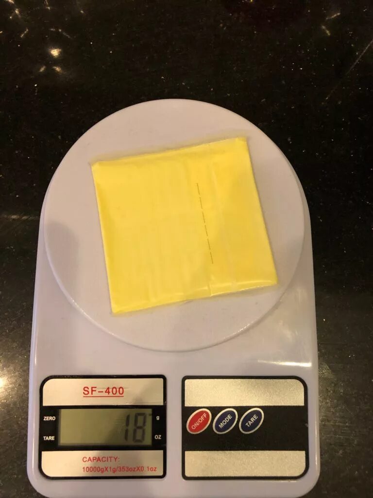 Кусок сыра сколько грамм. Вес кусочка сыра. 100 Грамм твердого сыра. 20 Гр сыра. Кусочек сыра грамм.