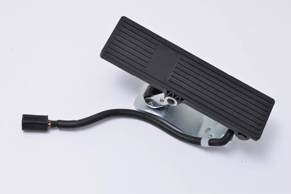 Педаль для детского электромобиля. Педаль для электросамоката. Кнопка газа на детский электромобиль. Кнопки педалей в машине. Педаль электромобиля.