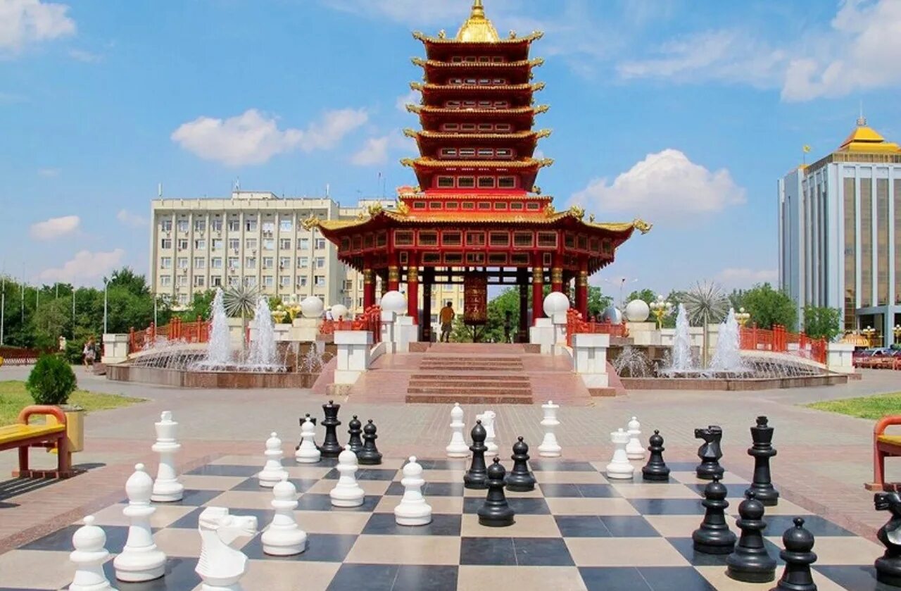 Шахматы элиста. Сити чесс шахматы элиста. Сити чесс город шахмат элиста. Калмыкия элиста шахматный городок. Шахматный город.