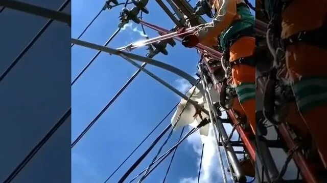 Как сделать под напряжением. Троллей под напряжением. под напряжением 32черия. как откусить провод под напряжением. чем перекусить провод под напряжением.