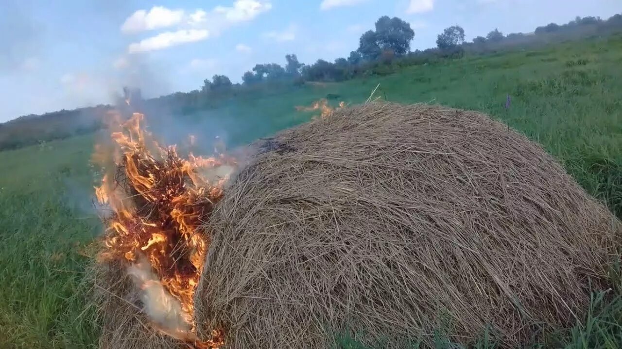 Горящий стог сена. Сено горит. Солома. Сено костер. Прелое сено газ