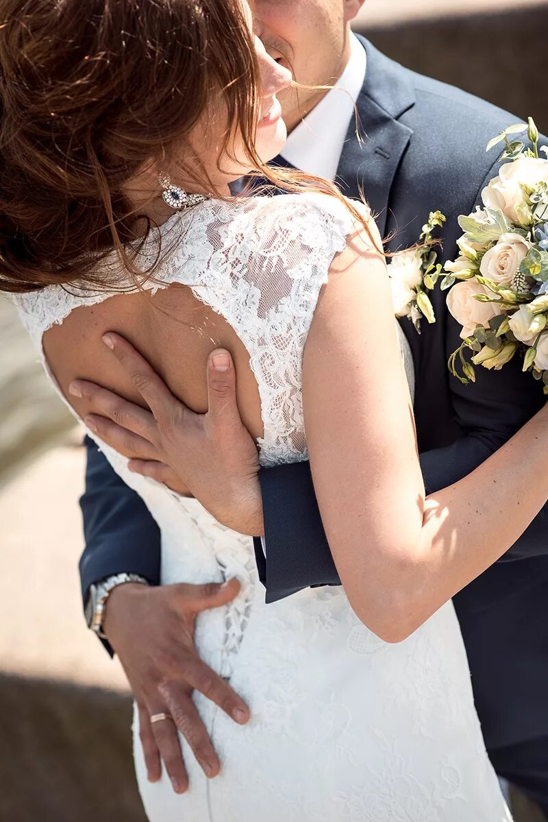 Фото жениха и невесты без лица. Жених и невеста со спины. Жених и невеста обнимаются. Новобрачные со спины. Свадьба жених и невеста со спины