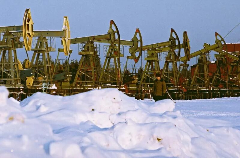 Месторождения нефти в западной сибири. Добыча нефти в западной сибири. Нефтяные скважины лукойл западная сибирь. В сибири добывают нефть. Западно сибирское месторождение нефти.