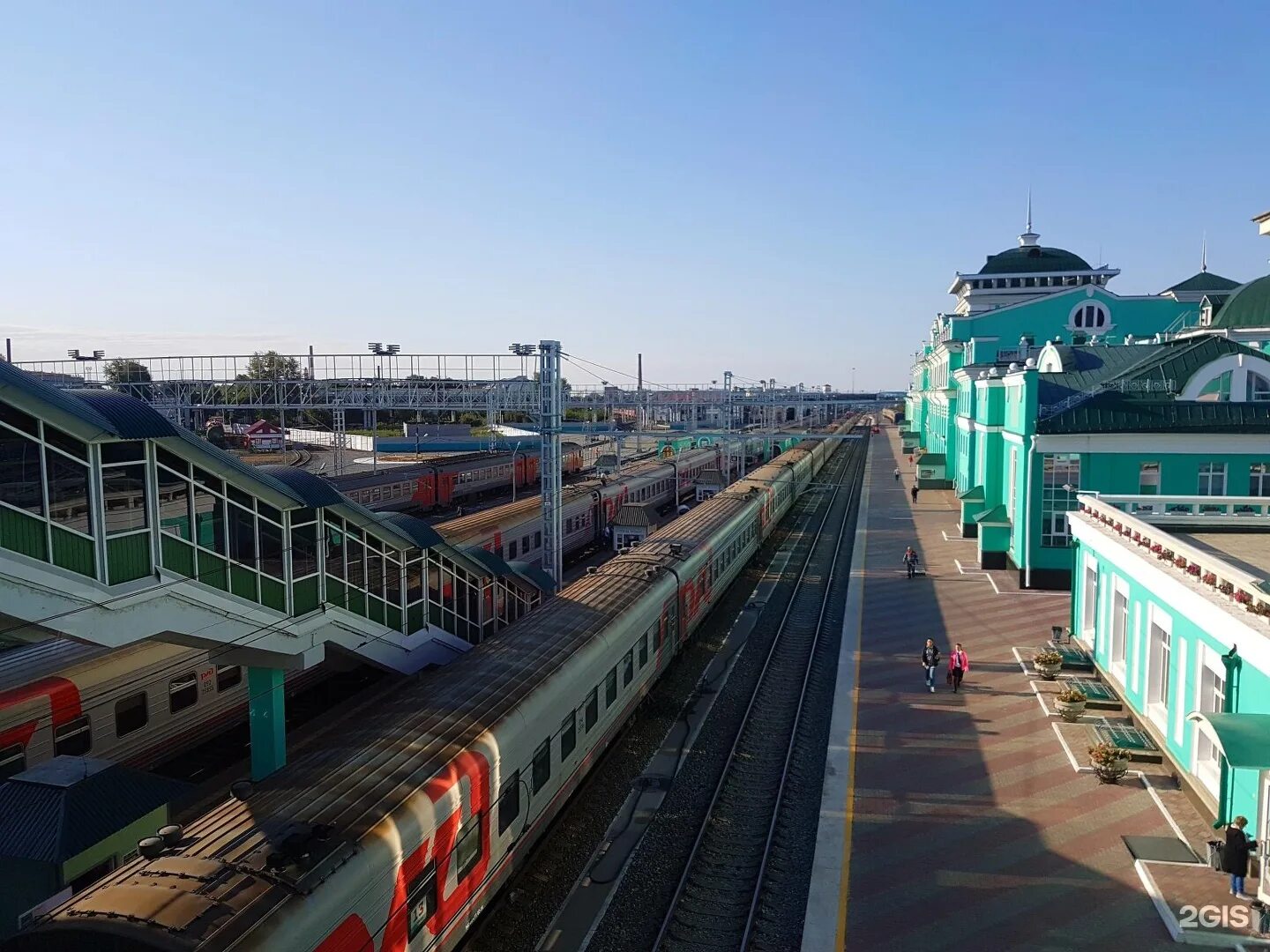 Жд омск сайт. Вокзал Омск пассажирский. Пригородный ЖД вокзал Омск. Омск улица Леконта 1 Железнодорожный вокзал Омск. Ночной вокзал Омска.