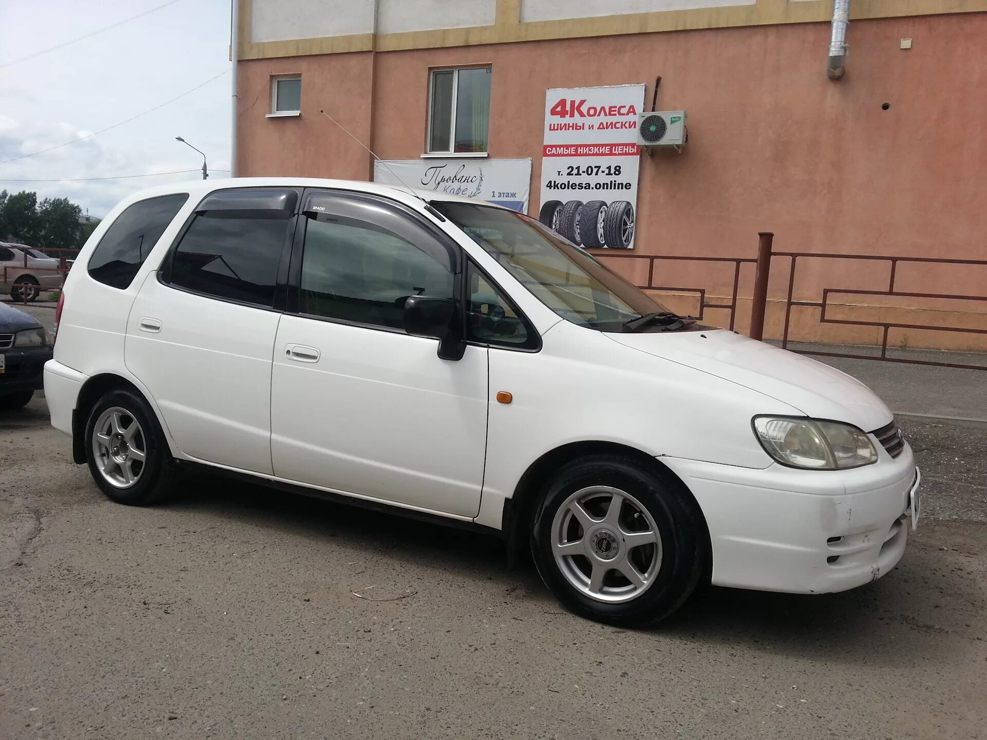 Toyota corolla spacio 1998. Тойота спасио 1 поколение. Тойота спасио 7 местная. Тойота спасио 1 поколение. Spacio toyota e120.