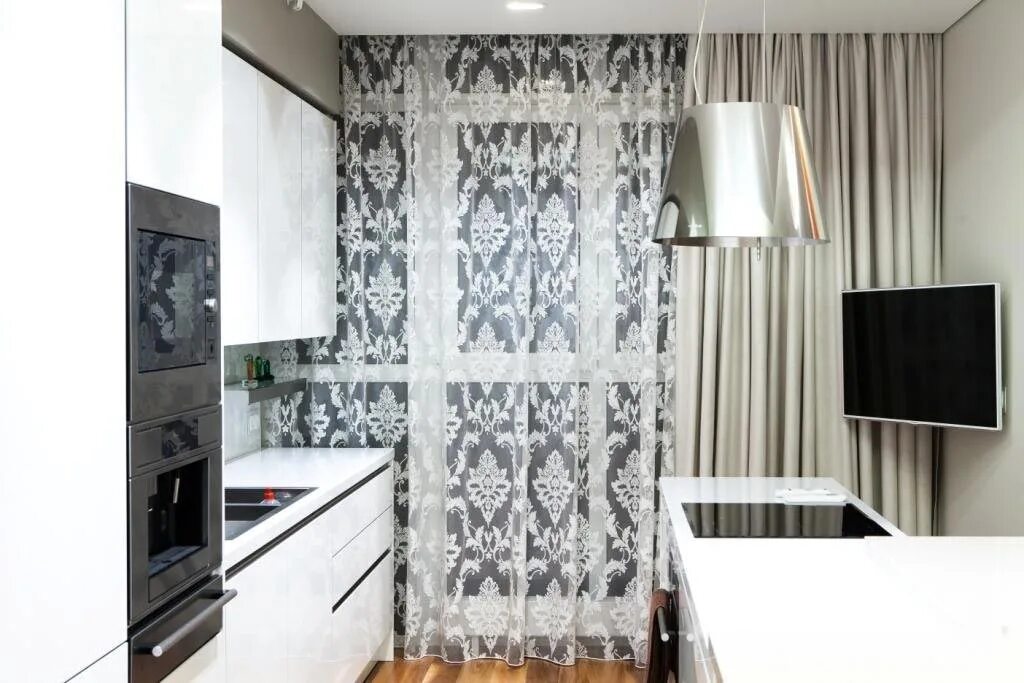 Шторы на кухню длинные. Тюль на кухню 2023 фото. Шторы тюли в кухню в современном стиле 2022. Тюль на кухню. Тюлевые занавески для кухни.