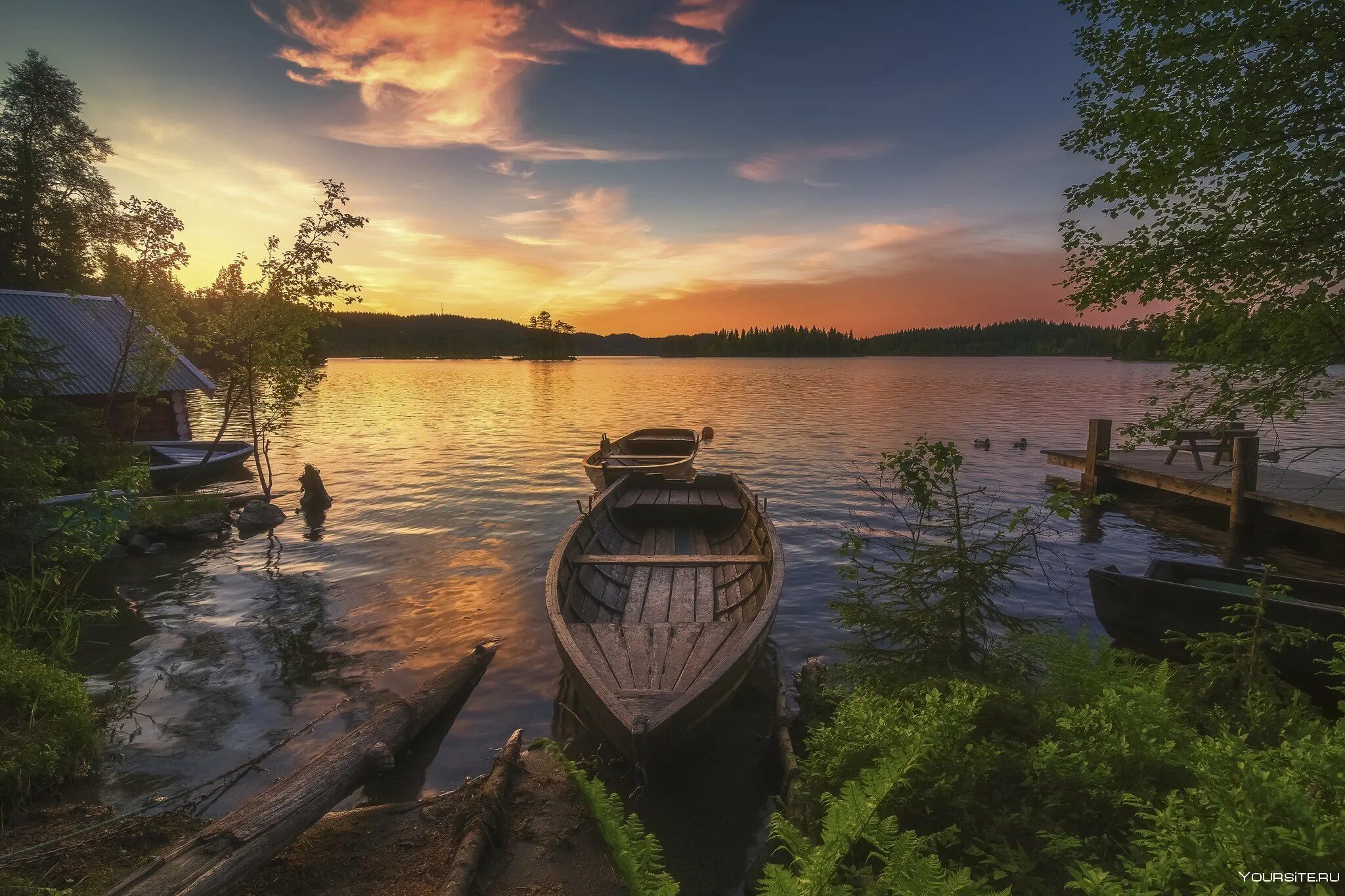 Лодка карелия. Карелия озеро пирс. лодка на озере. пейзаж река лодка. лодка на берегу озера.