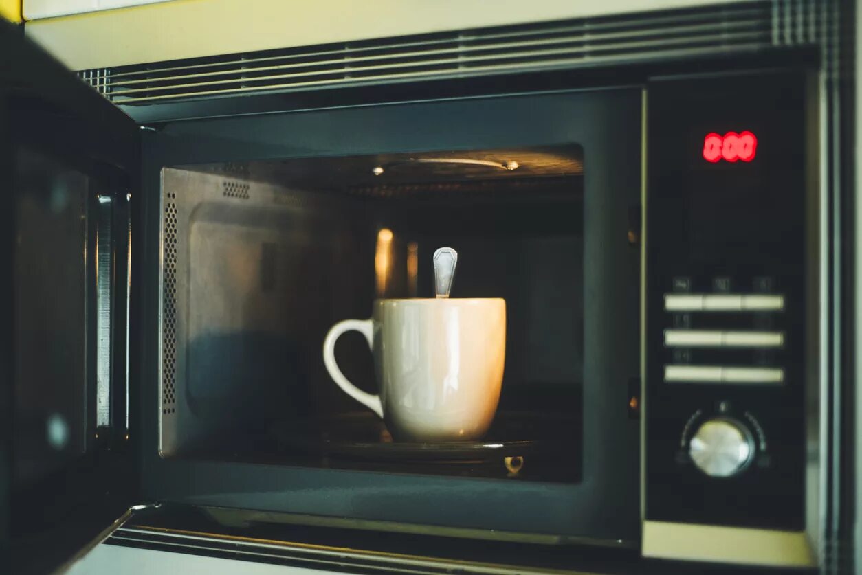 Можно металлическую посуду в микроволновку. Graetz микроволновка. Микроволновая печь внутри. Микроволновая печь cofee. Coffee микроволновая печь.