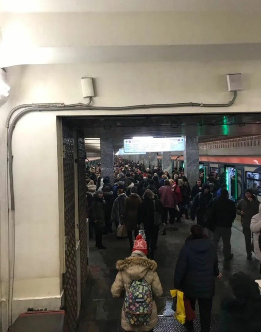 Что случилось на таганско-краснопресненской линии метро сейчас. Сбой в метро москвы. Сбой в метро москвы. Коллапс в метро. Сбой в метро москвы.