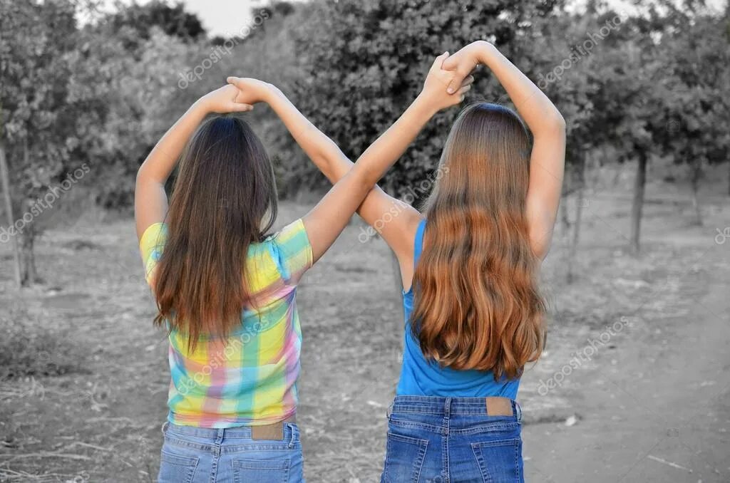 две подруги с детства. видео где 2 девочки делают. две подружки. видео где 2 девочки делают. подруги со спины.