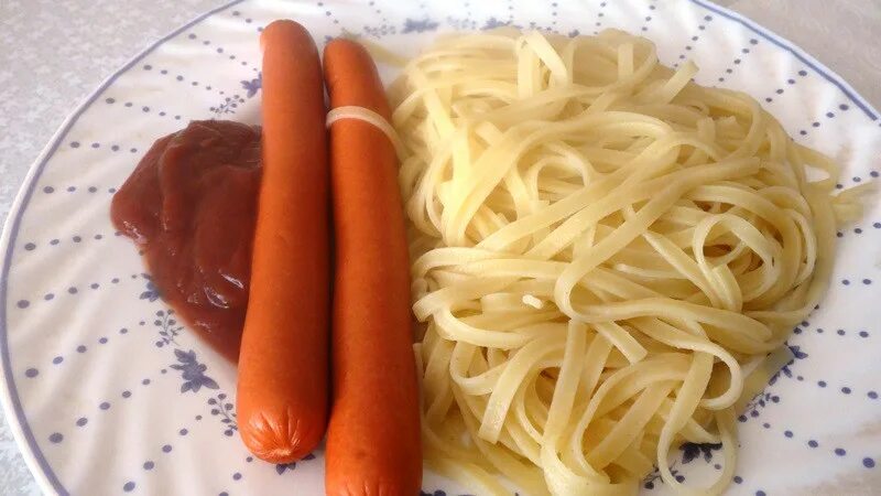 макароны с сосиской и с фром. лапшу с сыром с колбасой. макароны с сардельками. макароны с колбасой на сковороде. спагетти с сосисками и сыром.