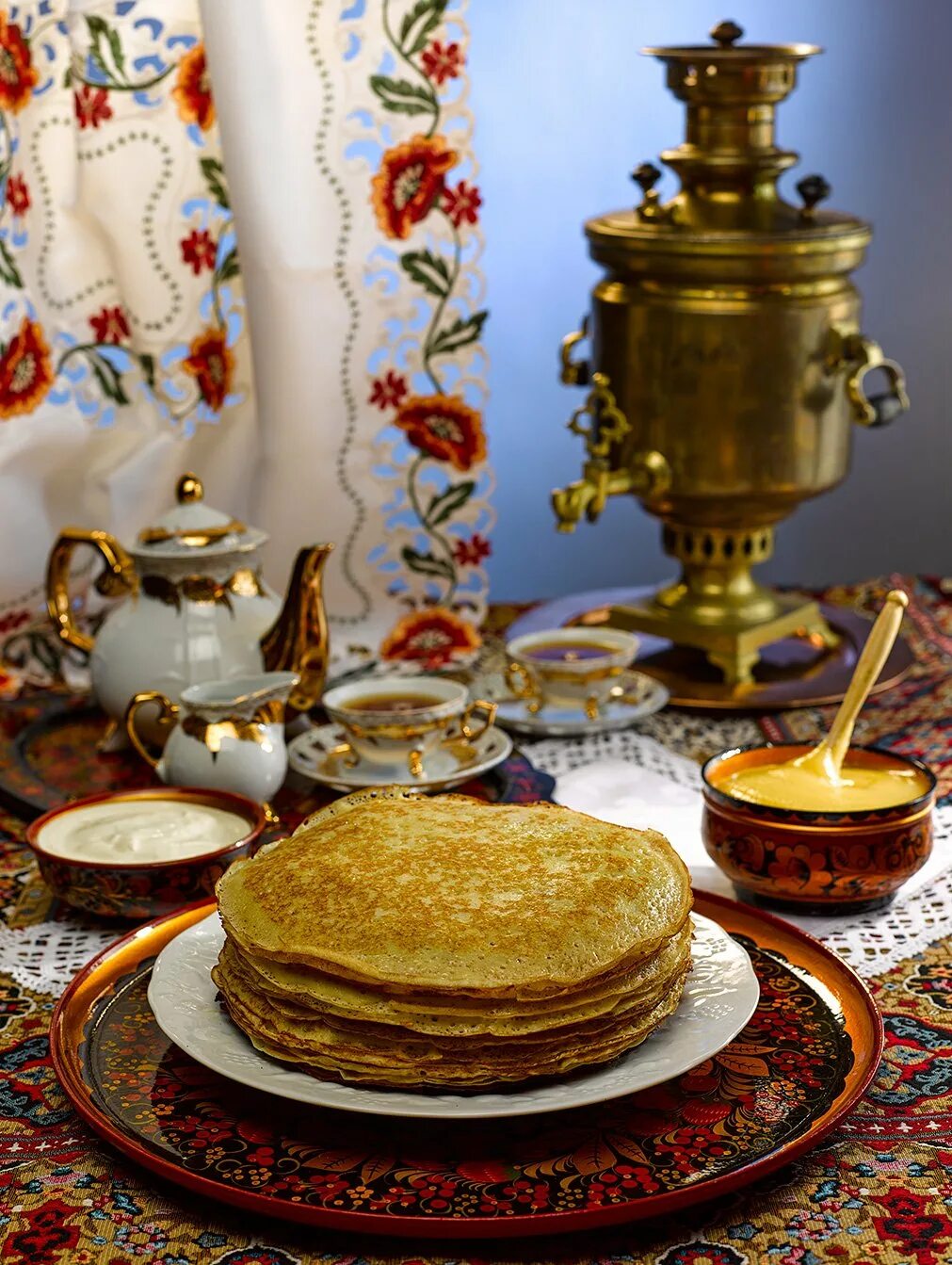 Самовар с блинами картинки. Стол с самоваром и блинами. Традиционная русская кухня. Русское чаепитие с блинами. Блины на столе.