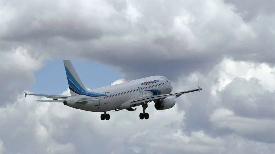 Самолет салехард тюмень. Самолет салехард тюмень. Ямал самолеты авиакомпании. Самолет до салехарда с новосибирска. Бомбардье самолет авиакомпания ямал.