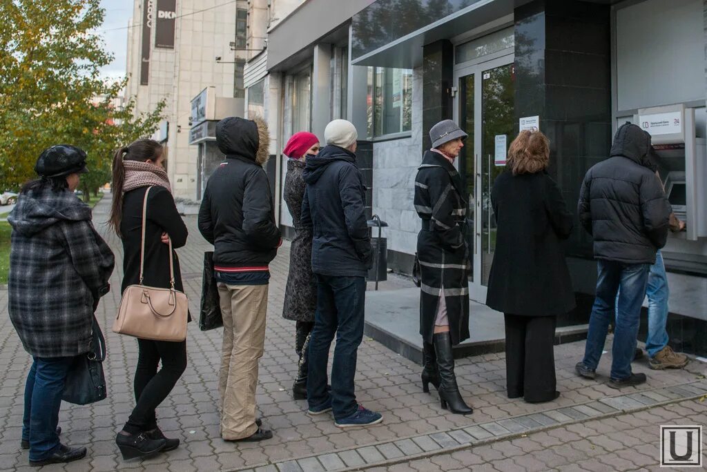 В первую очередь в соответствии. Женщины в очереди. Очередь к начальнику. Девушки стоят в очереди. Очередь на кассе.