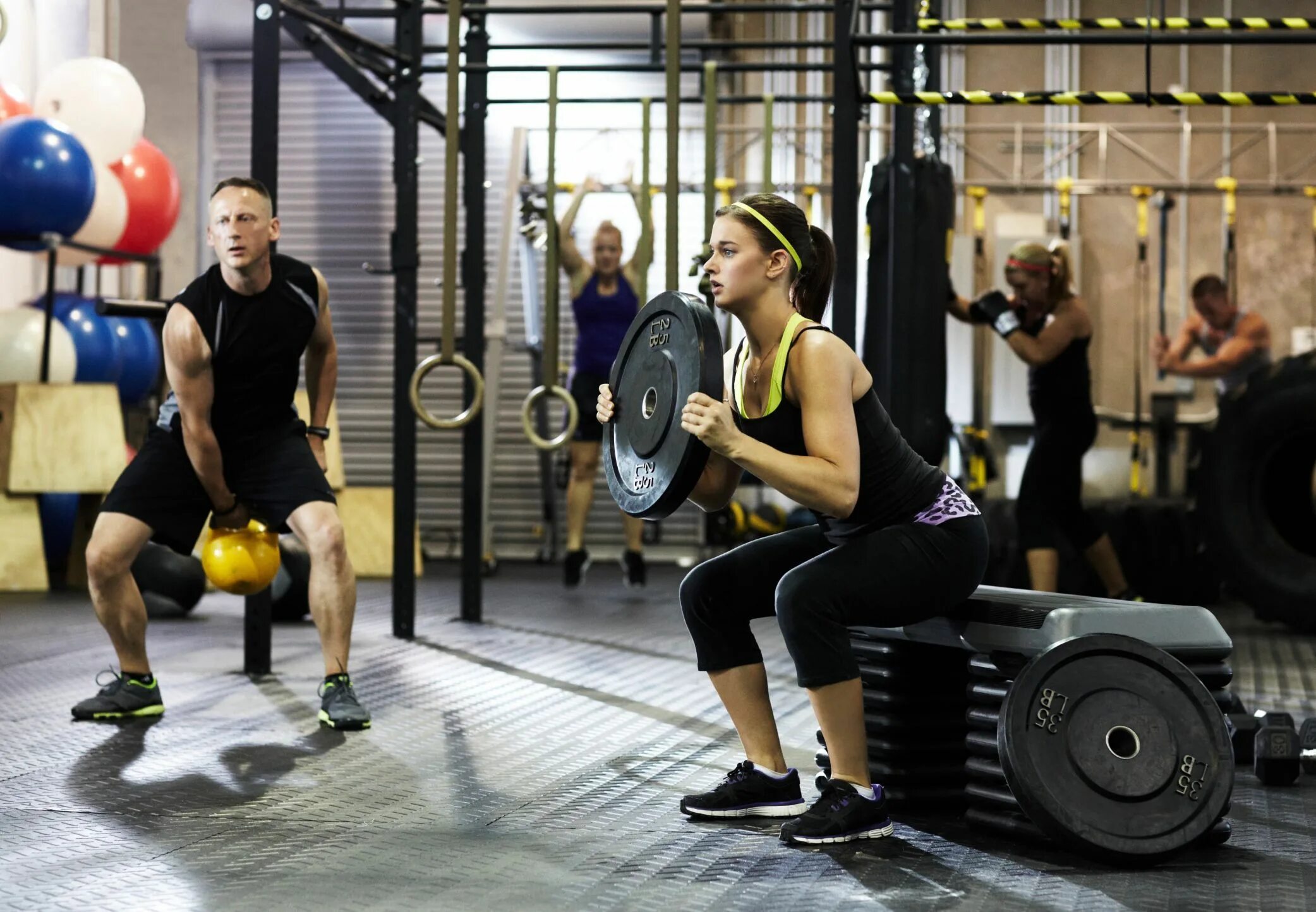 Занятия с инструктором в тренажерном зале. Групповые тренировки. Спортивные упражнения. Персональный тренер. Кардионагрузки и силовые тренировки.