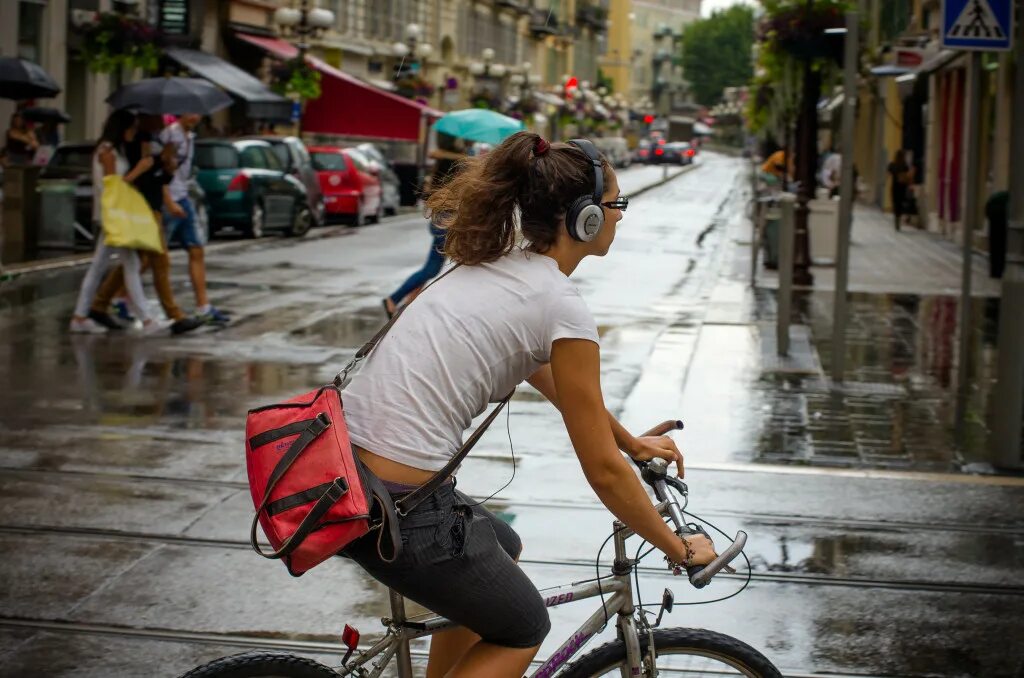 Bike музыка. На велосипеде в наушниках. Еду на велосипеде. Человек на велосипеде в наушниках. Велосипедист с наушниками.