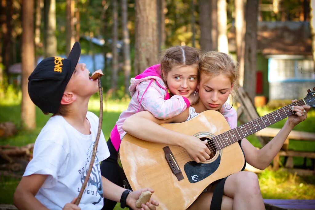 Child camping. Детский лагерь. Дети в лагере. Детский лагерь гитара. Гитарный лагерь, в.