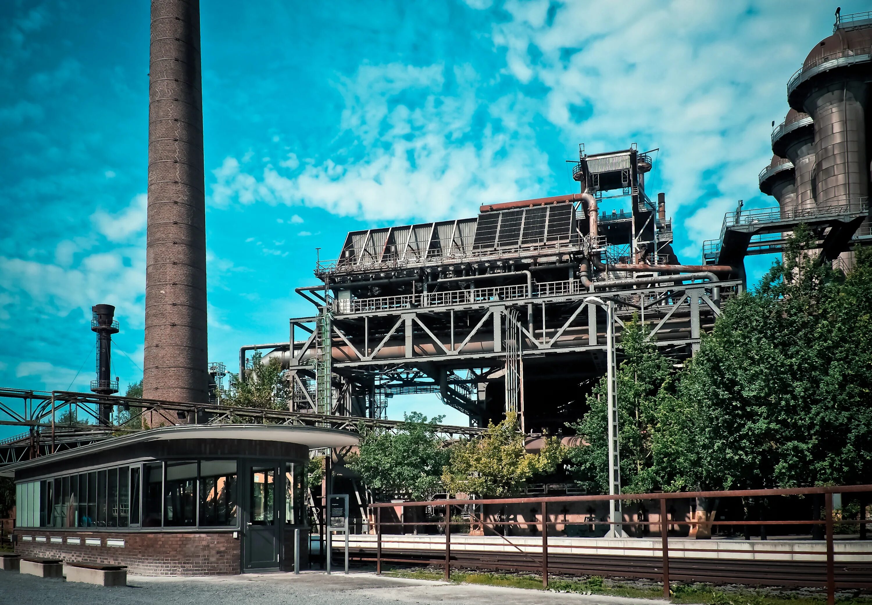 Industrial town. Промышленность. Фабрика здание. Промышленность здания. Старый завод.