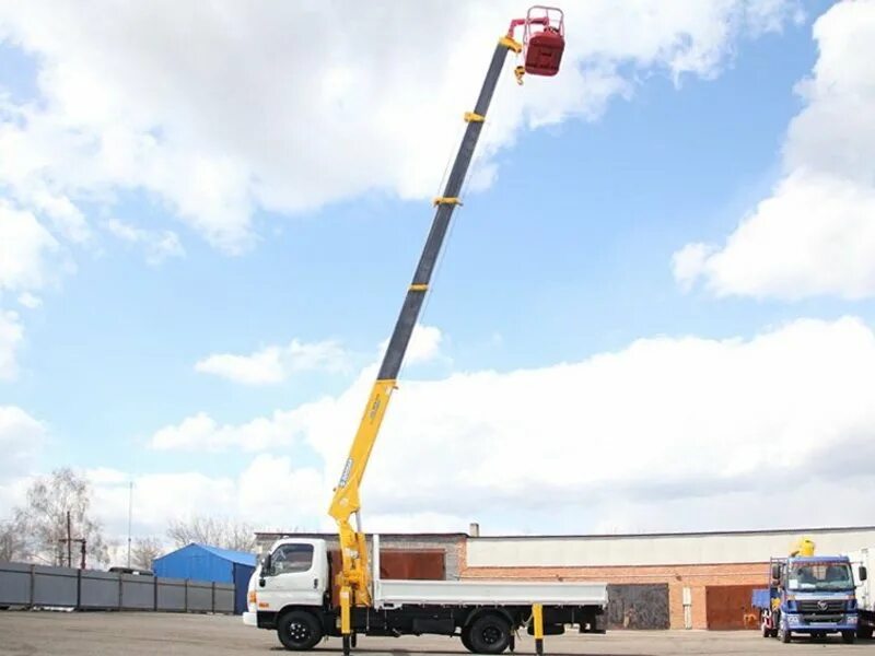 Манипулятор 13. Шаланда с манипулятором 12 метров. Манипулятор nissan diesel 4wd. 15 метровая машина. Манипулятор 13.