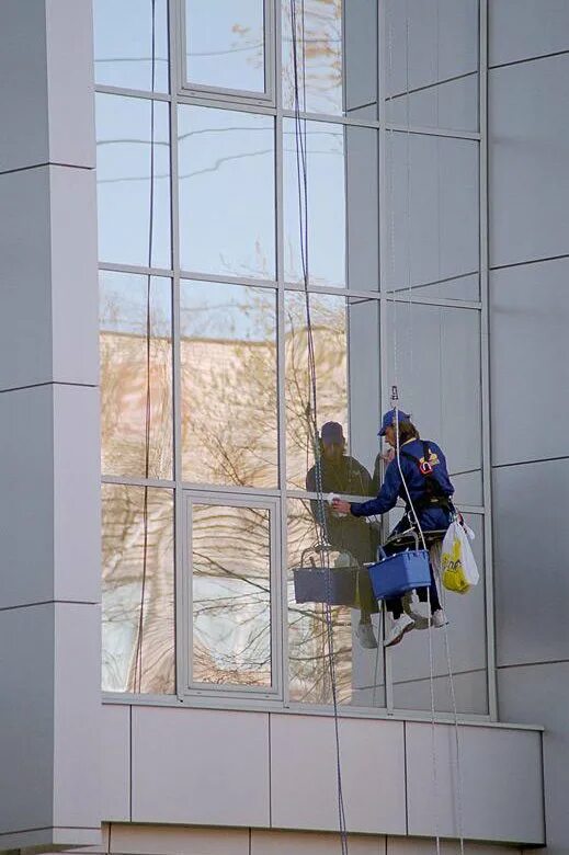 Мойка фасадов высотных зданий. Мойка окон клининг. Мойка окон high rise high rise window cleaner. Мойка окон и витрин. Промышленный альпинизм.