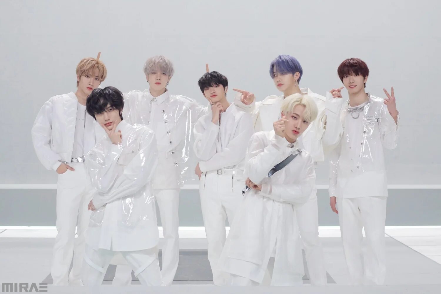 Корейская группа bts и blackpink. Мире кпоп. Seventeen concert. Кпоп айдолы. Мире кпоп.