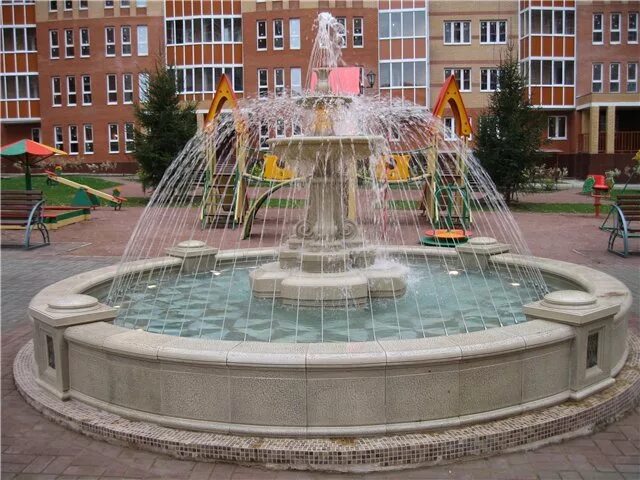 декоративный фонтан для сада. фонтанчик на участке. фонтан на детской площадке. фонтан в ландшафтном дизайне. фонтан детский сад.